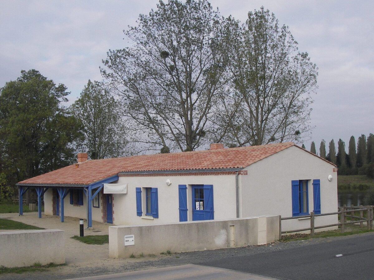Découvrez la Maison Bleue de Trévoux : un refuge de charme au cœur de la nature
