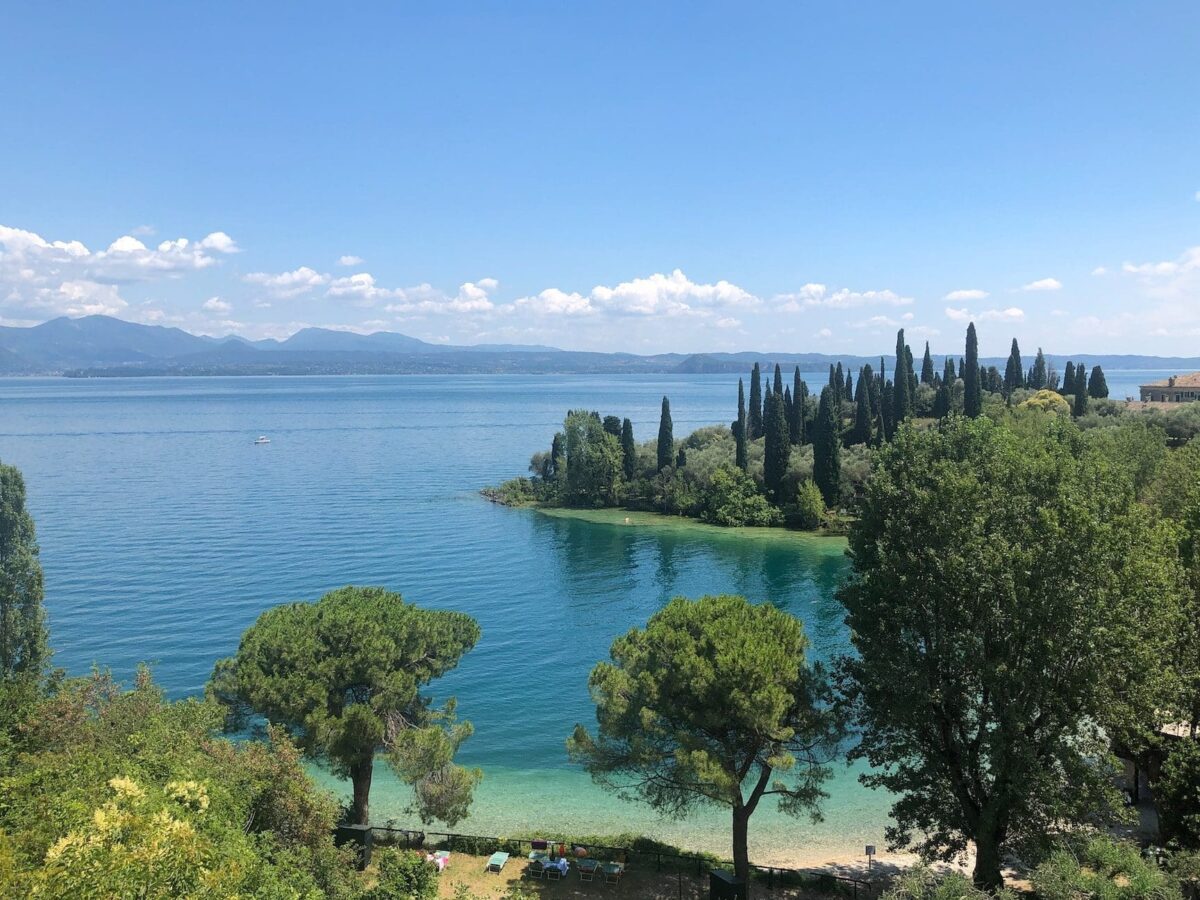 Explorez la beauté tranquille du Lac Bleu à Morillon