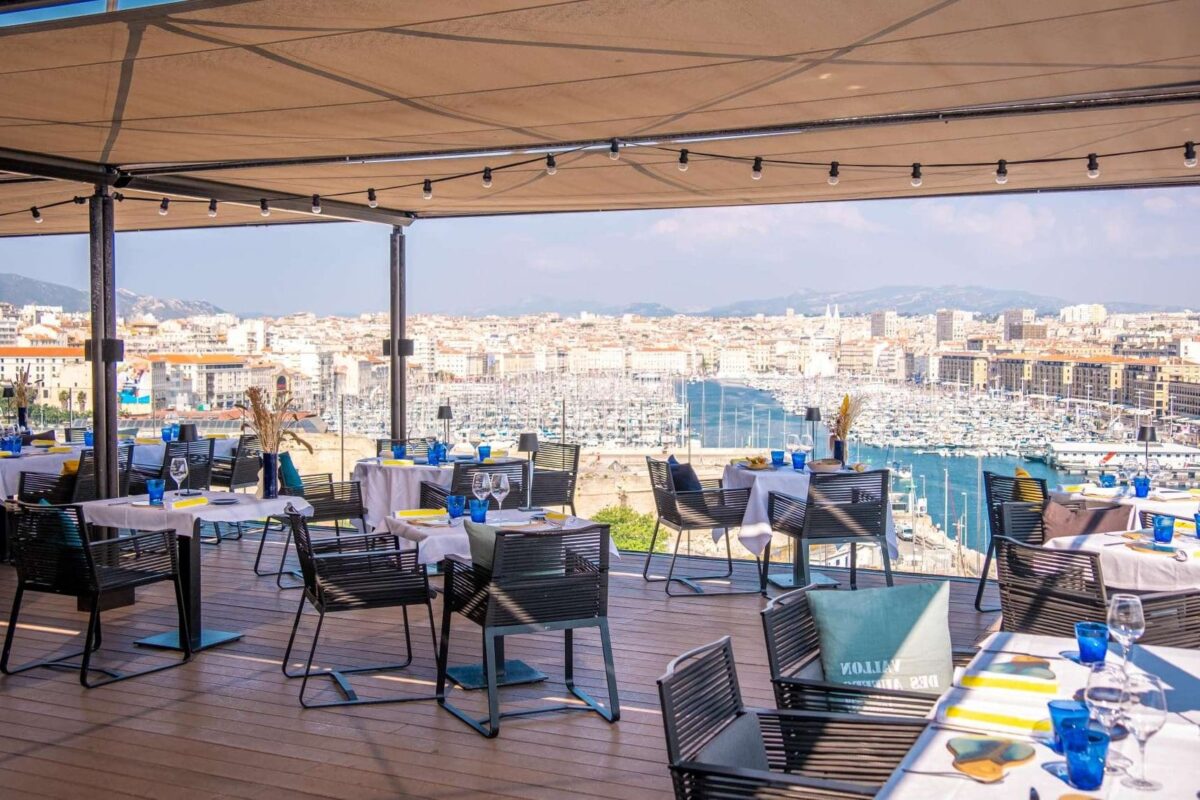 Les meilleurs bars du Vieux-Port de Marseille : une immersion dans l&rsquo;ambiance authentique