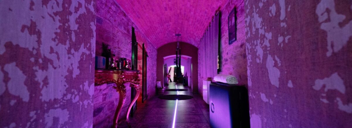 Découvrez les tarifs de la nuitée flottante : Combien coûte réellement dormir sur un bateau à quai ?