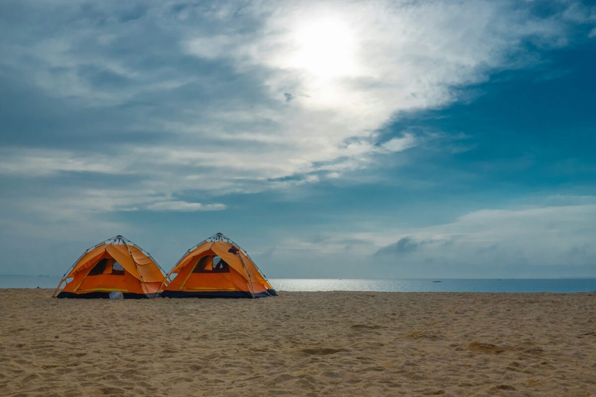 découvrez nos emplacements de camping en bord de plage pour des vacances inoubliables. profitez du calme, de la nature et de la beauté du littoral pendant votre séjour en plein air.