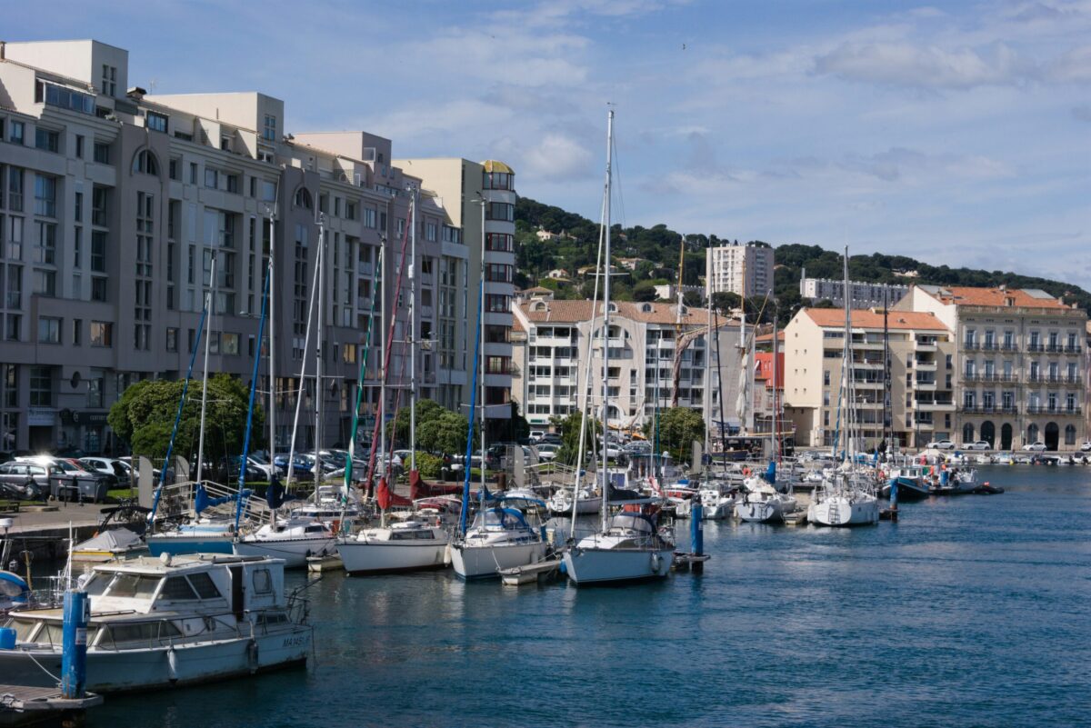 découvrez la ville de sète, ville portuaire pittoresque située en bord de mer méditerranée, réputée pour ses canaux, sa gastronomie et ses festivals artistiques.
