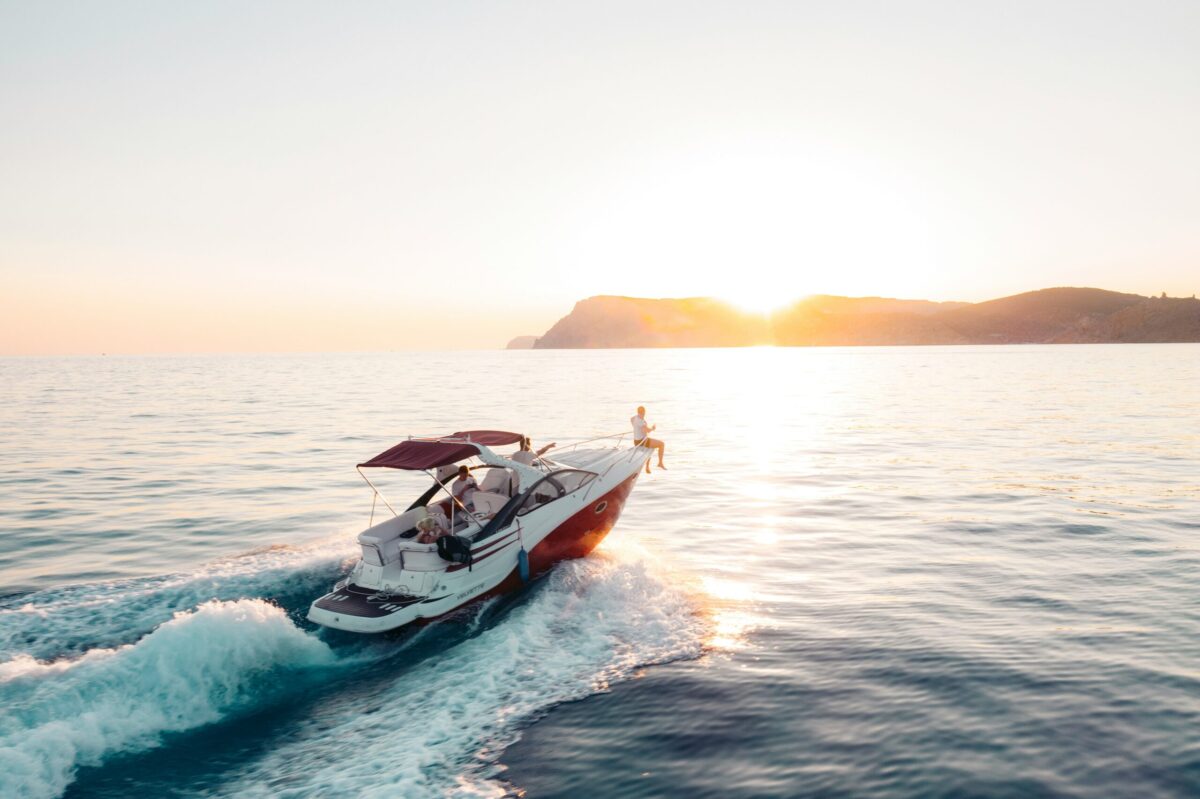 découvrez une sélection de bateaux de différentes tailles et styles pour des aventures nautiques inoubliables.