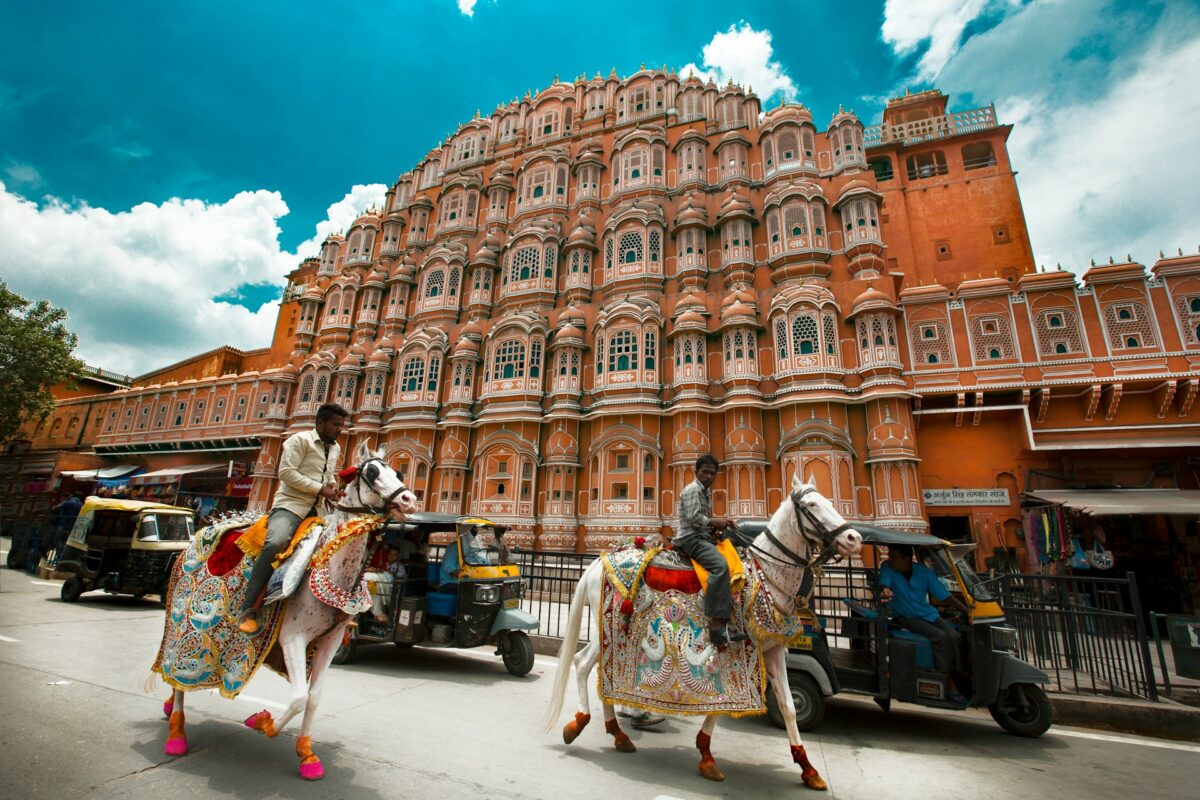 des-hommes-chevauchant-des-chevaux-decores-devant-hawa-mahal