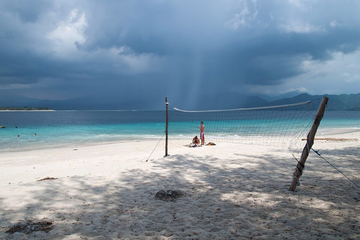 plage tropicale nuages