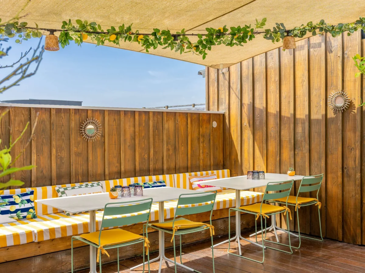 Terrasse d'un restaurant à Albi devant les façades de brique du centre ancien
