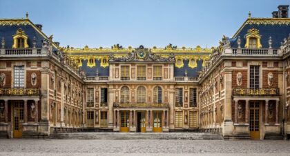 Quais de Seine animés à Paris un samedi après-midi, promeneurs et façades haussmanniennes