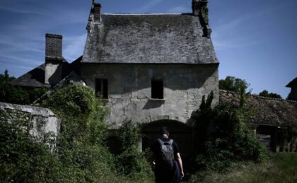 Explorateur urbain photographiant l'intérieur délabré d'un lieu abandonné