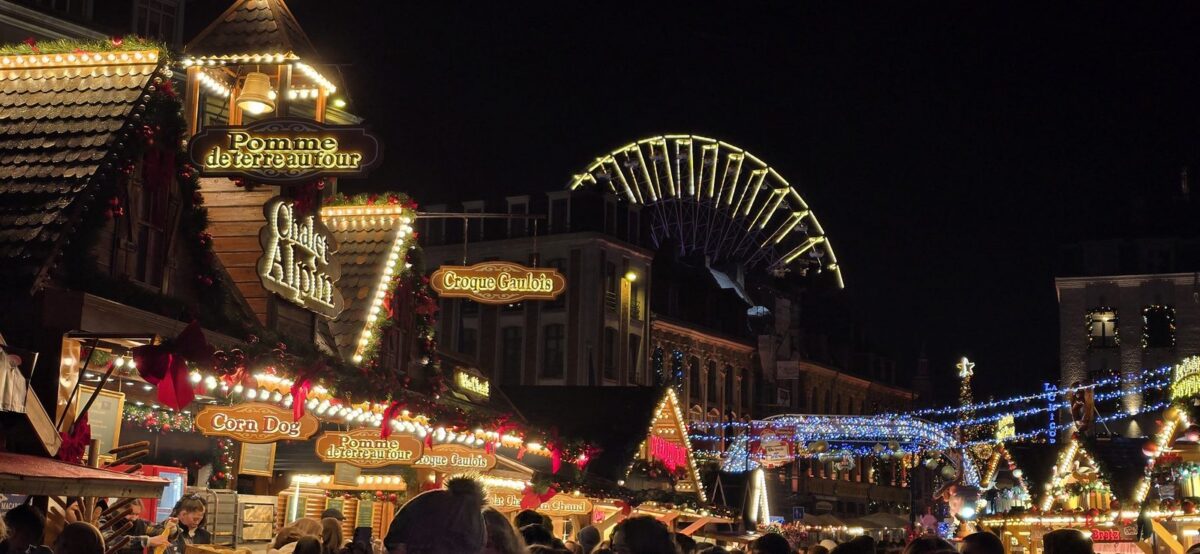 Chalets illuminés du marché de Noël de Lille installés sur la Grand'Place en décembre
