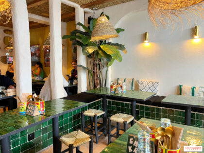 Salle d'un restaurant marocain du 2e arrondissement de Paris avec tajines et thé à la menthe