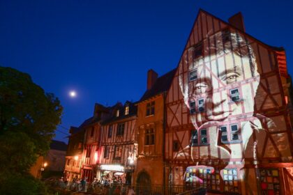 Vue du centre du Mans avec ses rues animées et son patrimoine urbain