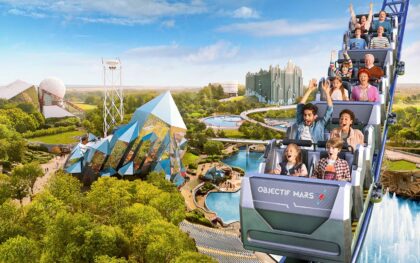 Entrée du Futuroscope avec visiteurs préparant leur billet