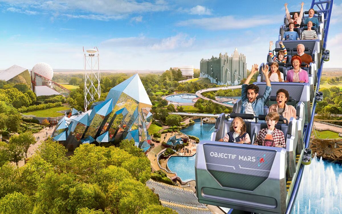 Entrée du Futuroscope avec visiteurs préparant leur billet