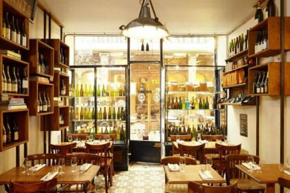 Pizza napolitaine et pâtes fraîches servies dans un restaurant italien à Paris