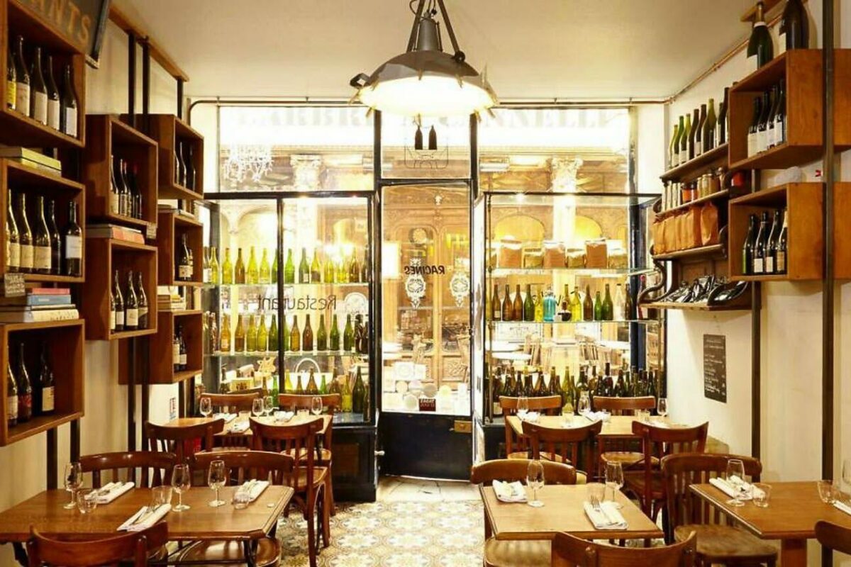Pizza napolitaine et pâtes fraîches servies dans un restaurant italien à Paris