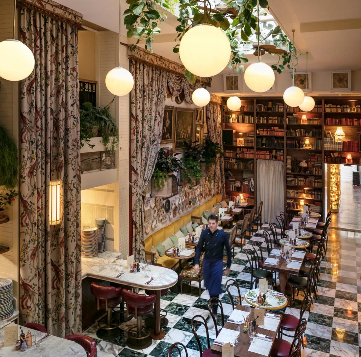 Salle de La Bellezza Lille sous la verrière, restaurant italien du Vieux Lille
