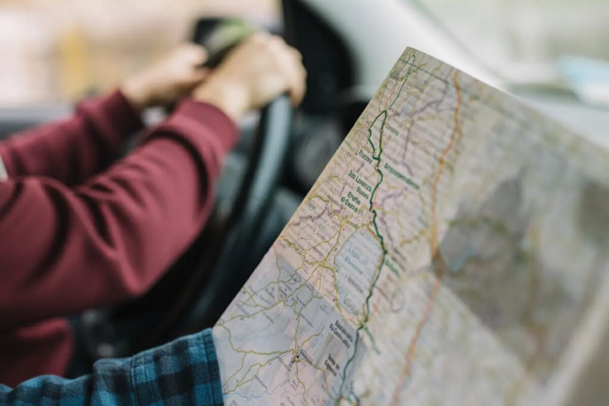 Carte routière Michelin affichée sur un écran pour préparer un itinéraire en voiture