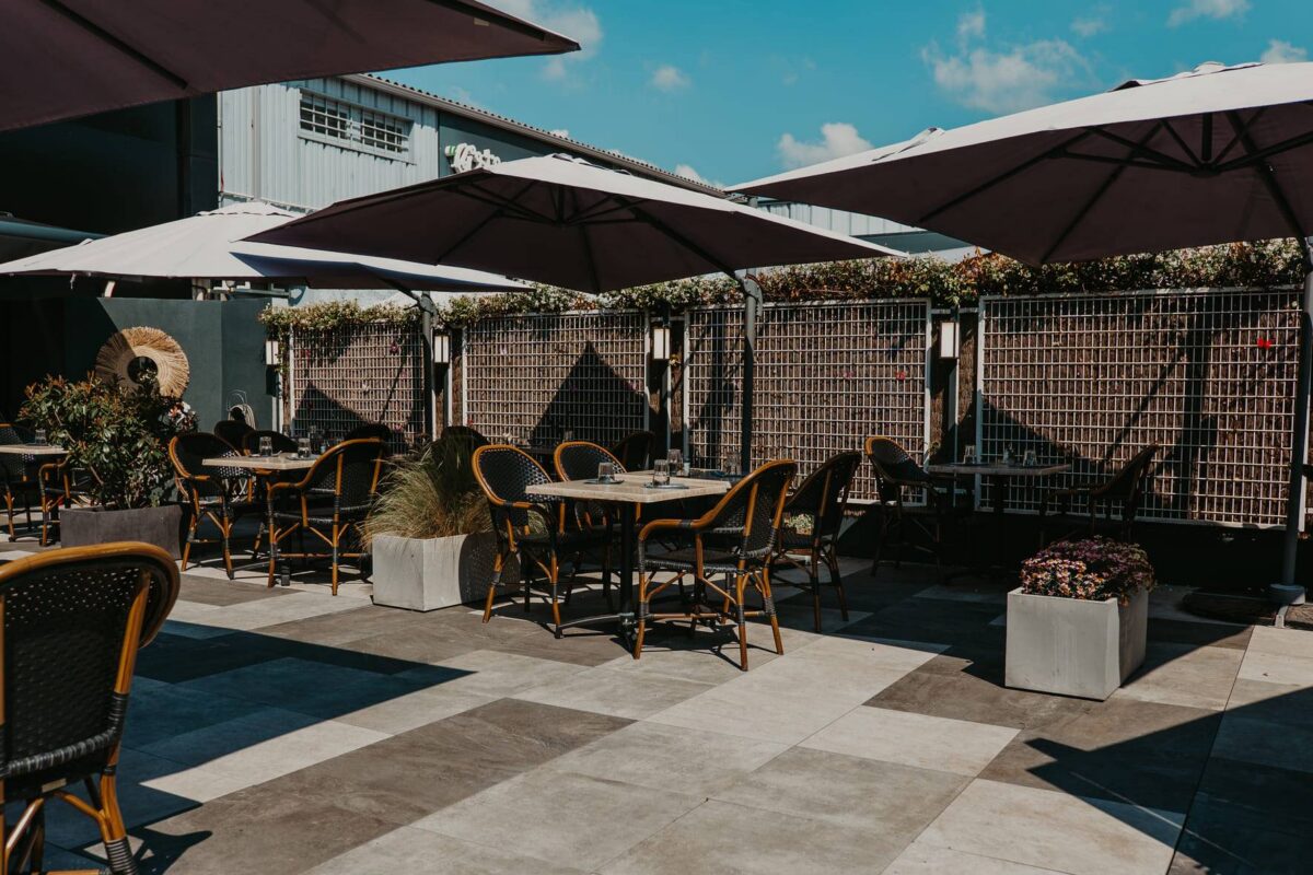 Terrasse d'un restaurant à Plan de Campagne avec tables dressées en extérieur