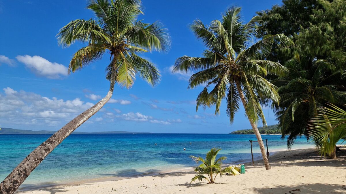 Plage tropicale et lagon turquoise au Vanuatu