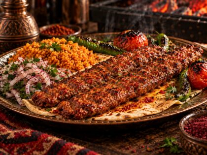 Brochettes d'adana kebab grillées avec légumes et pain plat