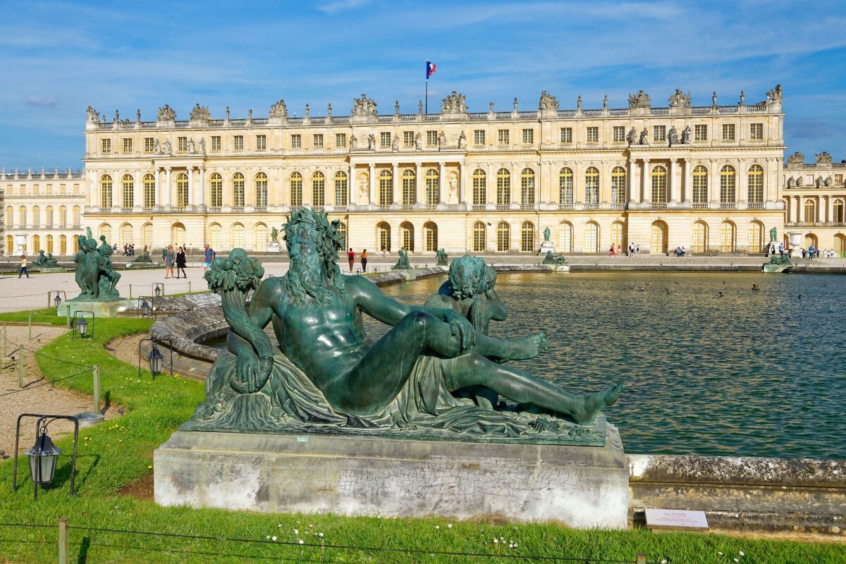 Façade du château de Versailles vue depuis les jardins à la française