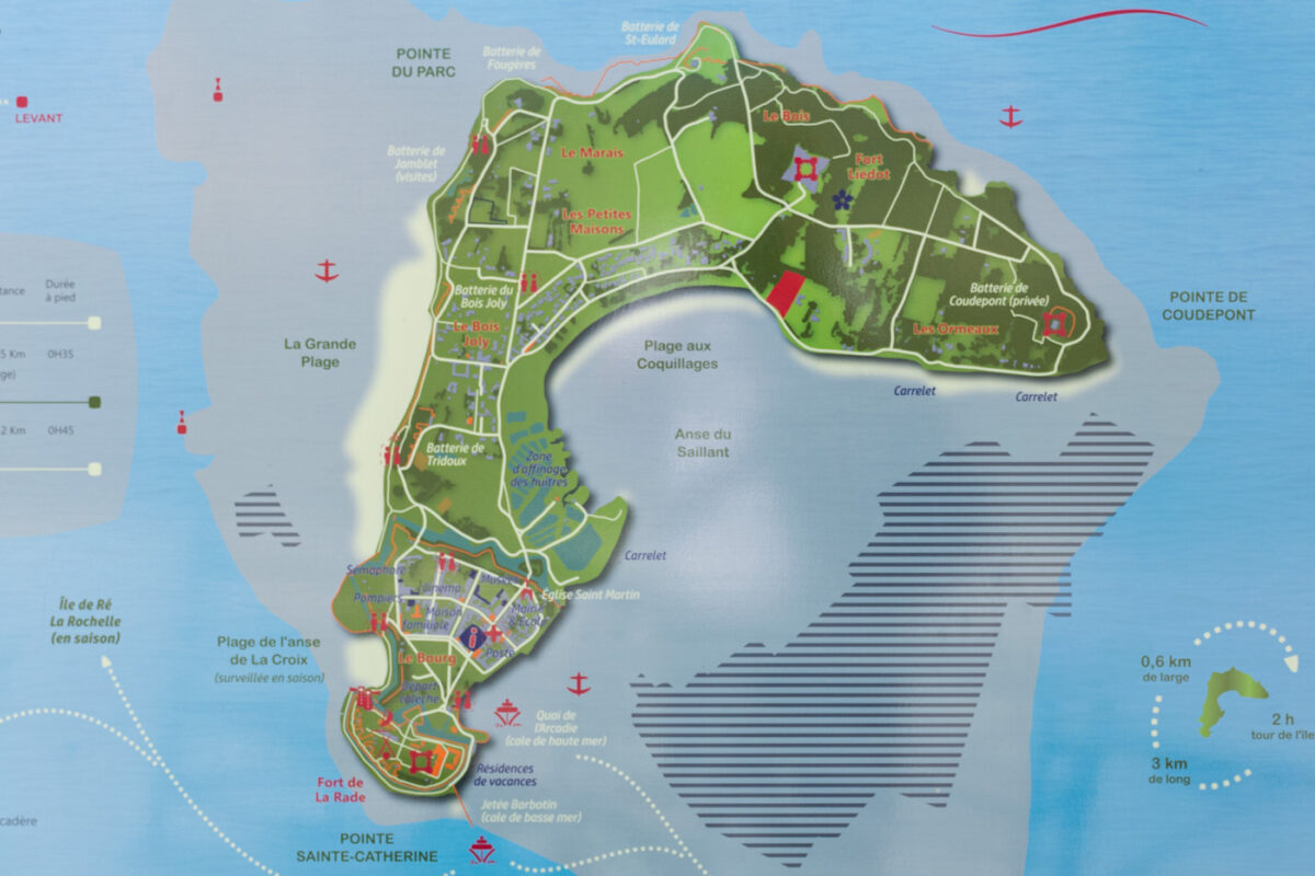 Le port de l'île d'Aix avec ses bateaux amarrés et le village en arrière-plan