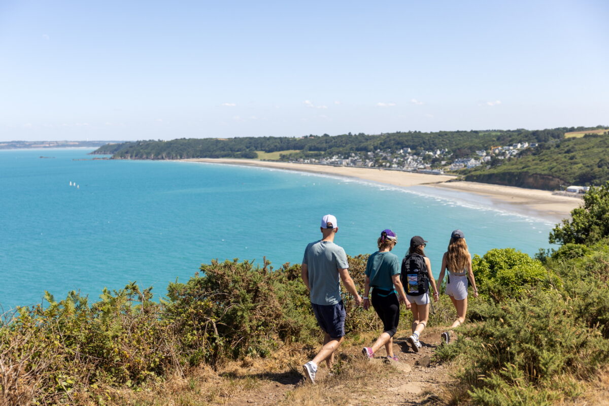 Côte rocheuse de Bretagne avec sentier côtier et mer à l'horizon