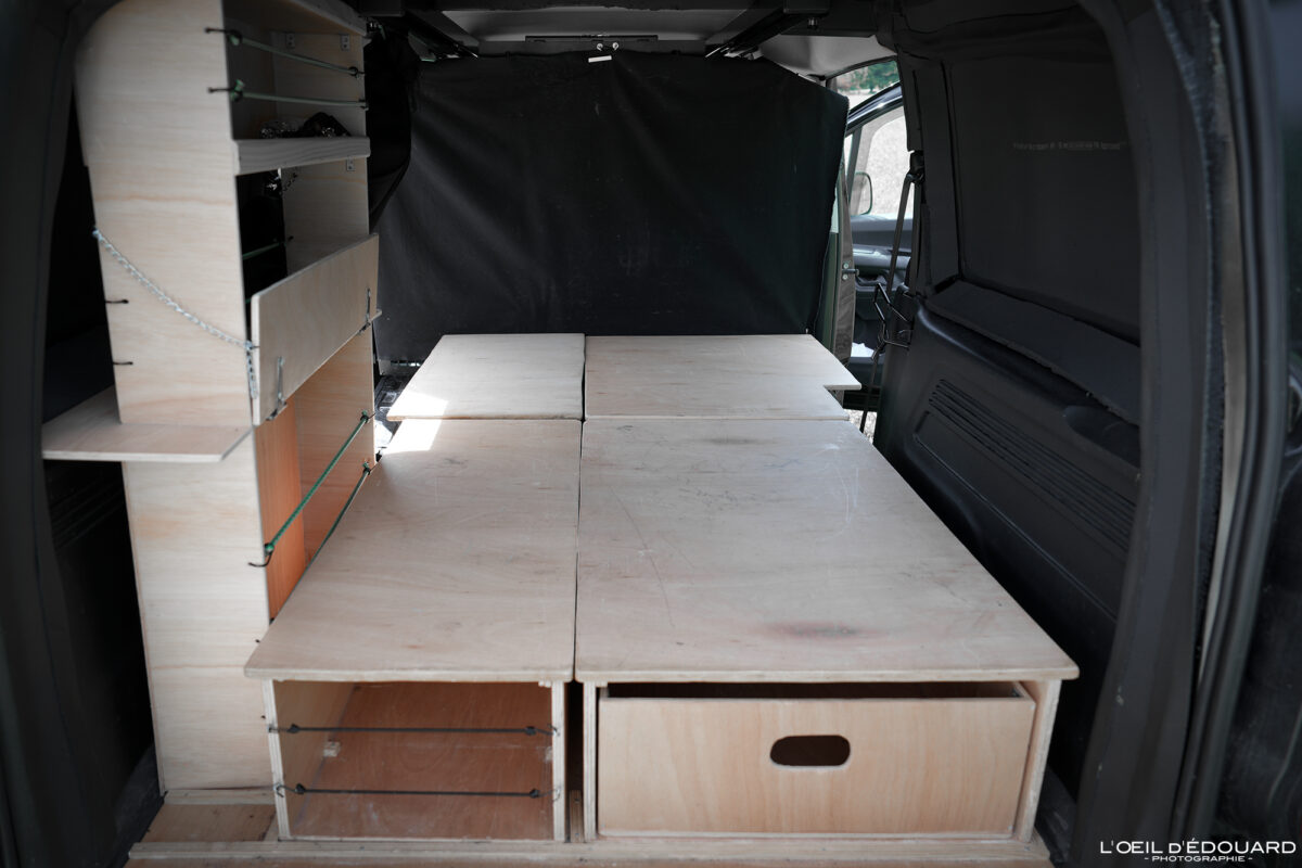 Van aménagé garé au bord d'une route de campagne pendant un road trip